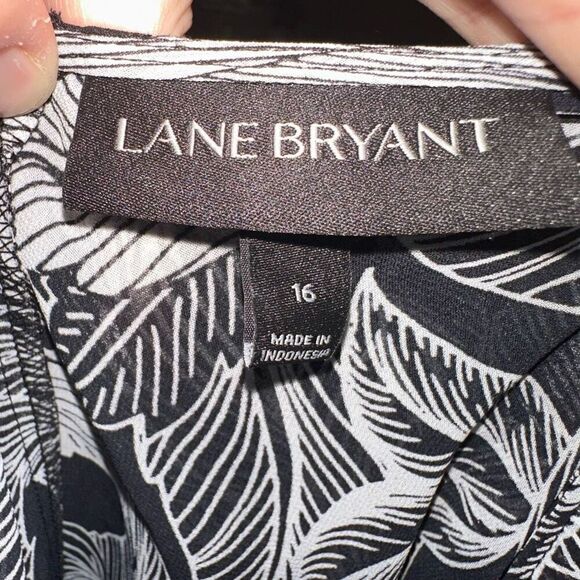 Lane Bryant black & white Parisian 16 flowy palm v-neck top - Picture 3 of 3